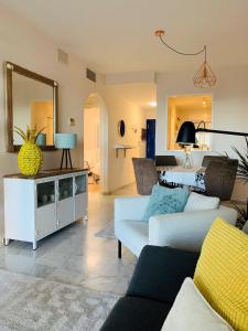 A seating area at Apartment Sea Breeze – Apartamento Brisas del Mar
