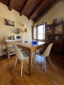 威尼斯的住宿－Romantic Rialto Apartment，一间带木桌和椅子的用餐室