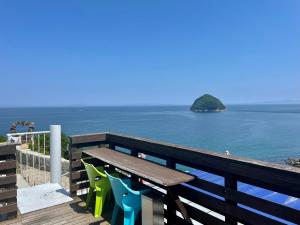 小豆島町にある1棟貸し tbtランド 定員最大12名の海を望むデッキ(木製テーブル、椅子付)