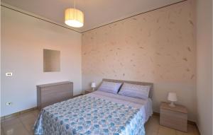 Cama o camas de una habitación en Awesome Apartment In Marina Di Strongoli With Wifi