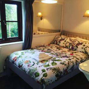 Un pat sau paturi într-o cameră la Cricketers Cottage B&B