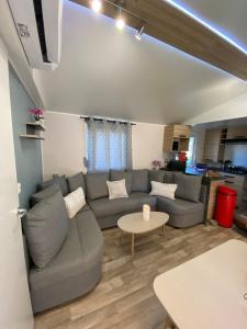 sala de estar con sofá y mesa en Mobil home de charme en Fréjus