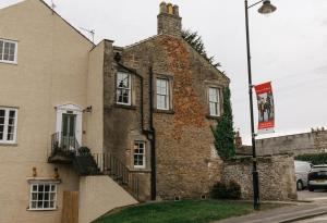 an old brick building on the corner of a street at WENSLEYDALE, OLD SCHOOL ROOMS - Ground Floor Luxury Apartment in Richmond, North Yorkshire in Richmond