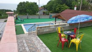 Pemandangan kolam renang di Къщи за гости Евита - град Балчик atau berdekatan