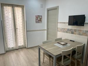 Televízia a/alebo spoločenská miestnosť v ubytovaní Maqueda Apartament for 4 Palermo Centre Ballarò