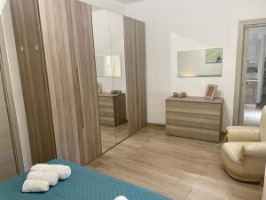 Posteľ alebo postele v izbe v ubytovaní Maqueda Apartament for 4 Palermo Centre Ballarò