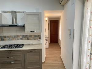 Kuchyňa alebo kuchynka v ubytovaní Maqueda Apartament for 4 Palermo Centre Ballarò + 37 fotografií