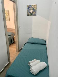 Posteľ alebo postele v izbe v ubytovaní Maqueda Apartament for 4 Palermo Centre Ballarò