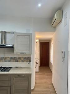 Kuchyňa alebo kuchynka v ubytovaní Maqueda Apartament for 4 Palermo Centre Ballarò