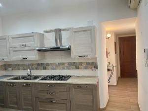 Kuchyňa alebo kuchynka v ubytovaní Maqueda Apartament for 4 Palermo Centre Ballarò