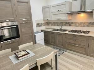 Kuchyňa alebo kuchynka v ubytovaní Maqueda Apartament for 4 Palermo Centre Ballarò