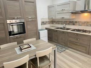Kuchyňa alebo kuchynka v ubytovaní Maqueda Apartament for 4 Palermo Centre Ballarò