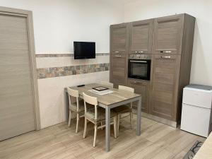 Kuchyňa alebo kuchynka v ubytovaní Maqueda Apartament for 4 Palermo Centre Ballarò