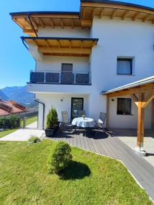 Villa mit Blick auf ein Haus in der Unterkunft Ferienwohnung Regensburger in Wenns