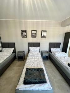 Łóżko lub łóżka w pokoju w obiekcie -Noclegi Marki-Pokoje z łazienkami-Parking-EV-okolica Warszawy-