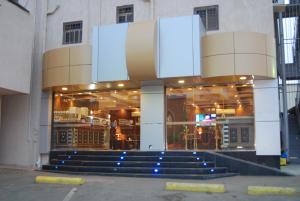 una tienda con luces azules en un edificio en نزل خيال للشقق المخدومه, en Abha
