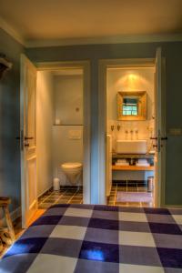 a bathroom with a sink and a toilet at Vakantiehuis Aen de Roderburgh in Maaseik