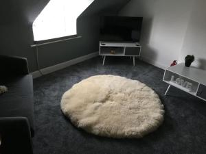 uma sala de estar com um grande tapete branco em Flat 8 Buxton Town centre apartment em Buxton