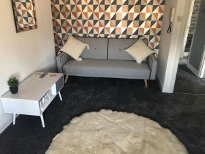 uma sala de estar com um sofá e uma mesa em Flat 8 Buxton Town centre apartment em Buxton