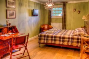 - une chambre avec un lit, un bureau et une chaise dans l'établissement Vakantiehuis Aen de Roderburgh, à Maaseik