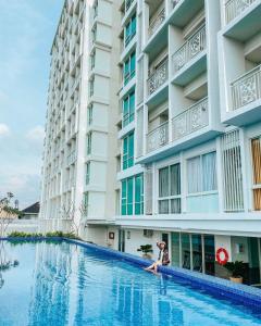المسبح في Apartemen MATARAM CITY YUDHISTIRA TOWER YOGYAKARTA أو بالجوار