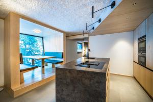 Boutique Hotel La Gorge的厨房或小厨房