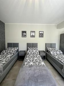 Łóżko lub łóżka w pokoju w obiekcie -Noclegi Marki-Pokoje z łazienkami-Parking-EV-okolica Warszawy-