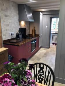 een keuken met een tafel en een fornuis top oven bij Hornes Cottage in Longborough