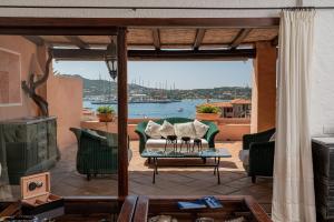 ein Wohnzimmer mit Blick auf das Wasser in der Unterkunft Appartamento Porto Cervo Marina View in Porto Cervo