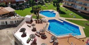 Basen w obiekcie Saltillo Alto Gray Studio. Vistas al mar y piscina lub w pobliżu