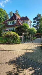 una casa con una valla delante de un patio en Ferienwohnung in Bad Eilsen, en Bad Eilsen