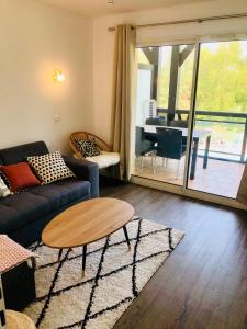 Posedenie v ubytovaní Bel appartement cosy en résidence avec piscine