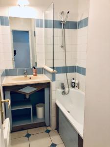 Kúpeľňa v ubytovaní Bel appartement cosy en résidence avec piscine + 4 fotografie