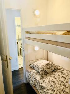 Posteľ alebo postele v izbe v ubytovaní Bel appartement cosy en résidence avec piscine