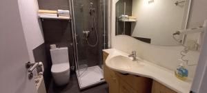 A bathroom at Ferienhaus Blümel inkl. freier Strandbadeintritt Még 37 kép