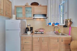 Kuchyň nebo kuchyňský kout v ubytování Persephone - Newly Renovated Cycladic Studio