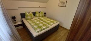 A bed or beds in a room at Ferienhaus Blümel inkl. freier Strandbadeintritt