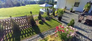 A garden outside Ferienhaus Blümel inkl. freier Strandbadeintritt
