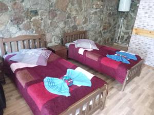 two beds sitting in a room with at SADA Guesthouse in Vardzia