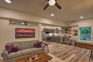 Zona d'estar a First-Floor Asheville Apartment with Fire Pit!