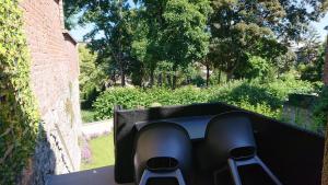 une paire de chaises noires assises sur un balcon dans l'établissement Gîte Genius Loci, à Marche-en-Famenne