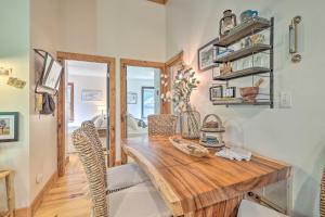 Foto sihtkohas Boone asuva majutusasutuse Boone Hideaway with Deck, Grill and Forest Views! galeriist