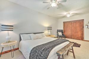 Voodi või voodid majutusasutuse Boone Hideaway with Deck, Grill and Forest Views! toas