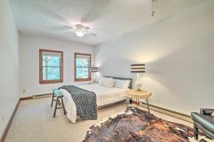 Voodi või voodid majutusasutuse Boone Hideaway with Deck, Grill and Forest Views! toas