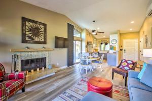 sala de estar con chimenea y cocina en Sunny California Retreat with Resort Amenities!, en Borrego Springs