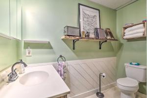 Vannituba majutusasutuses Boone Hideaway with Deck, Grill and Forest Views!