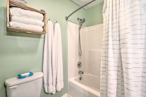 Vannituba majutusasutuses Boone Hideaway with Deck, Grill and Forest Views!