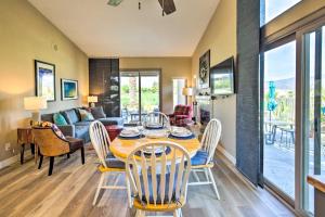 comedor y sala de estar con mesa y sillas en Sunny California Retreat with Resort Amenities!, en Borrego Springs