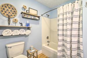 Vannituba majutusasutuses Boone Hideaway with Deck, Grill and Forest Views!