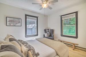 Voodi või voodid majutusasutuse Boone Hideaway with Deck, Grill and Forest Views! toas